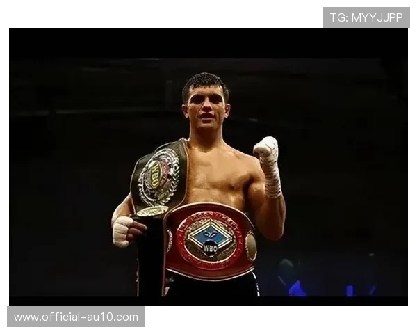 卡特罗尔眉骨开裂仍坚持作战,第十一回合终结埃苏曼获争议判胜 卡特罗尔眉骨开裂仍坚持作战,第十一回合终结埃苏曼获争议判胜