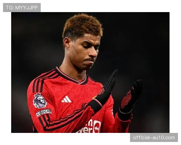 点球罚失后，曼联前锋拉什福德独自坐在老特拉福德草皮上